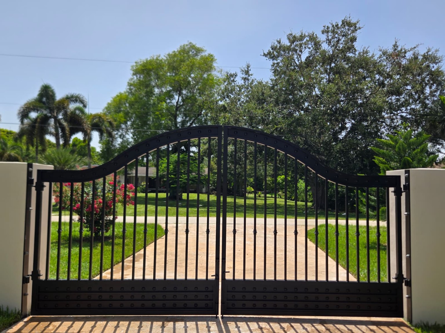 Residential automatic driveway gate